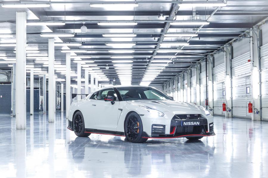  Nissan GT-R Nismo 2017 года  (UK) (фото 19 из 21)